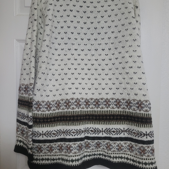 Chic Black and White Patterned Sweater - Picture 3 of 7